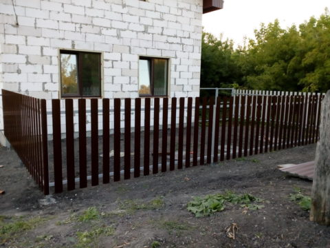 Забор из металлического евроштакетника с. Тушна